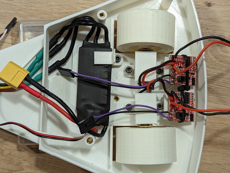 Ambos motores y ambos ESC montados en el robot